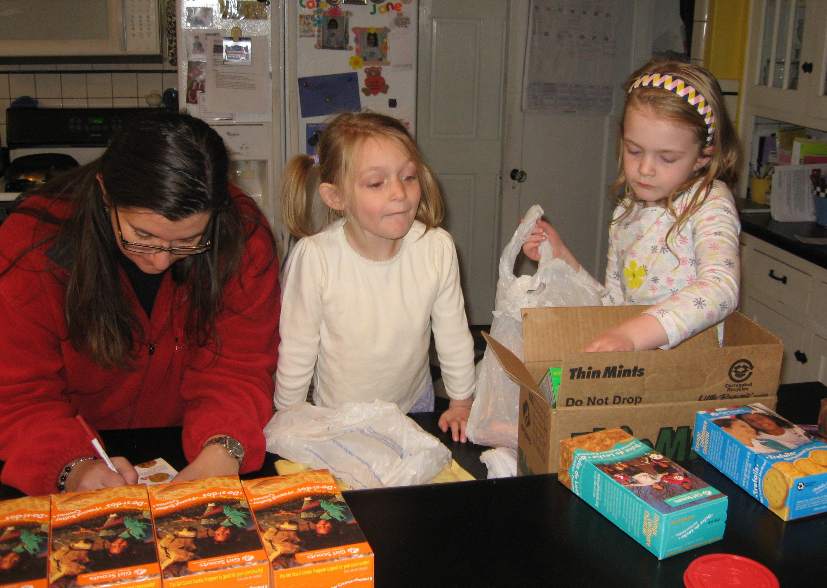2009_02_28 Mom and girls dividing up the GS cookies.jpg
